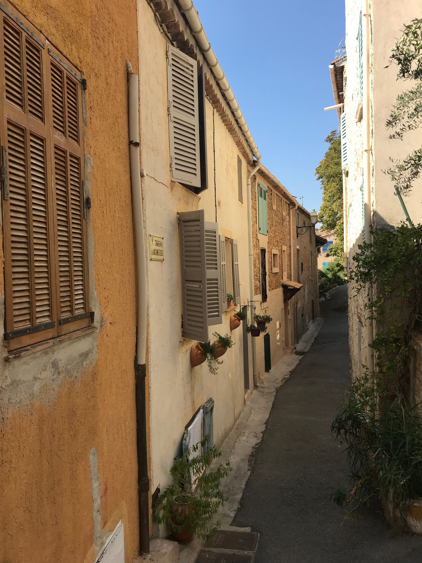 Ruelle étroite et ensoleillée de Bagnols-en-Forêt, dans le Var : largeur de voie qui interdit tout accès poids lourd